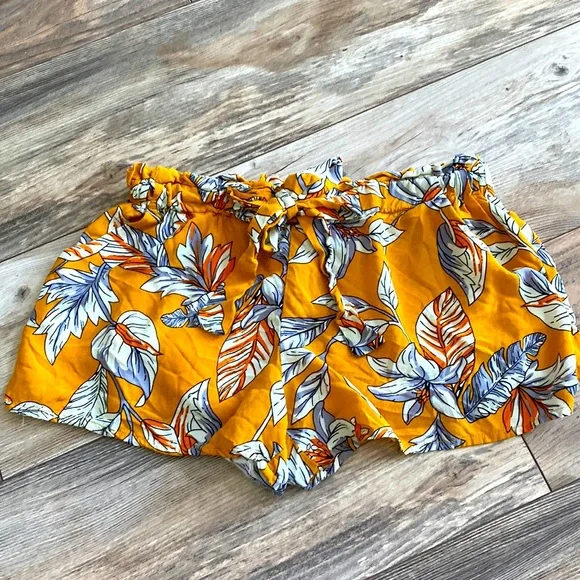 Boutique brand floral shorts size M - Picture 1 of 3